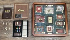 Clue Luxury Edition Gioco da Tavolo 3D Mobiletto in Legno con Piano in Vetro con Pezzi in Metallo