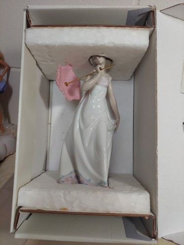 Lladro porcelain statue - lladro,