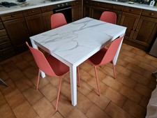 Tavolo allungabile con sedie -