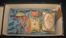 XVIII secolo. Accessori Presepe in stoppa. Napoli o Sicilia. Cuscini, cappello 