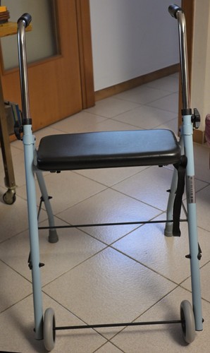 Deambulatore pieghevole con - deambulatore,