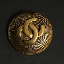 Spilla rotonda tono oro logo