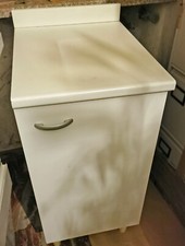 Mobiletto bianco e ripiano neutro