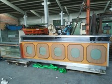 Banco da bar con vetrinetta e frigoriferi