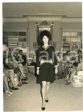 1970 ca ROMA Sfilata di MODA Modella con cappello in pelliccia - Foto 20x27