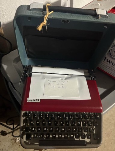 Una macchina scrivere - una,