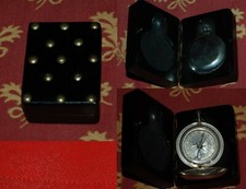 BELLA BUSSOLA ANTICA in un BELLISSIMO COFANETTO in LEGNO con BORCHIE da VIAGGIO