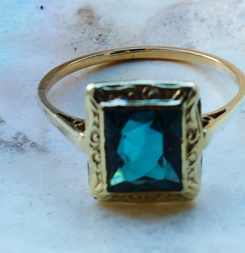Anello antico piccolo angolare