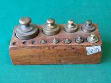 PESIERA IN LEGNO CON 9 VECCHI PESI IN OTTONE BRONZO DA 500 A 5 GRAMMI. BZ39