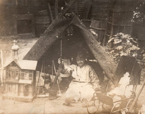 Antica ragazza 1912 - con, tenda