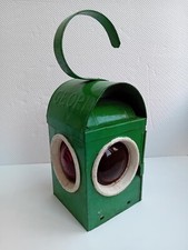 Vecchia lanterna ferroviaria con vetri rossi. 