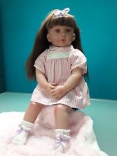 "NPK"  bambola Reborn, altezza 55 cm, capelli castani, vinile e stoffa.