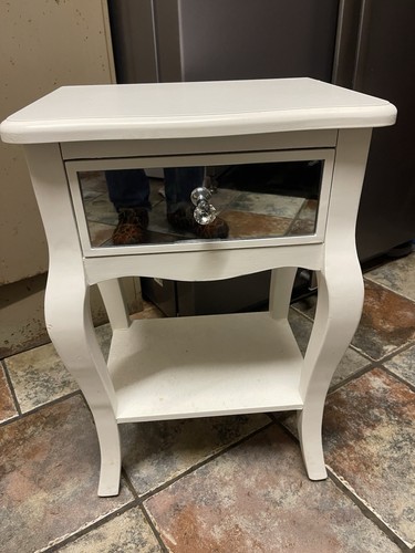 Comodino stile bombè bianco