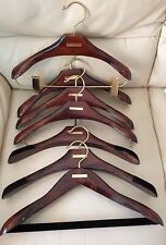 7 Grucce appendiabiti in legno Gucci. 7 Gucci wooden coat hangers.