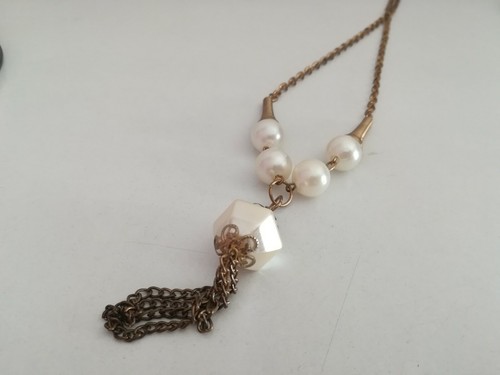 Collana con ciondoli perlato