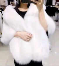 Mantella Poncio Con Pelliccia Elegante Colore Bianco.