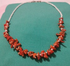 Collana Corallo Grezzo e perline di vetro bianco.  Vintage