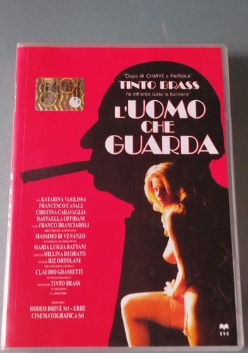 Uomo che guarda dvd tinto - -,