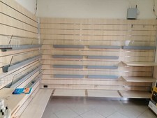 arredo negozio pannelli dogati completi di mensole 