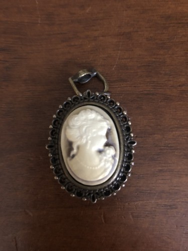 Cameo ciondolo con orologio - a,