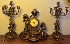 Orologio da tavolo con due candelabri in ottone e marmo