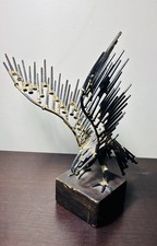 Scultura aquila brutalista in