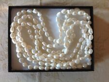 Collana di perle di fiume ovali irregolari lunga tipo Chanel