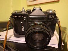 Macchina fotografica Zenit EM e obbiettivo tamron 28 mm.2,8