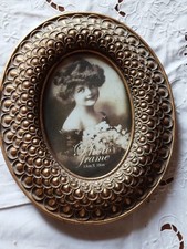 cornice ovale per foto anni 70-80 lavorazione a sbalzo come da foto.dim. 27x23 .