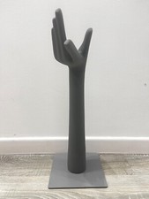 espositore a forma di mano per borse e accessori alto 46 cm 