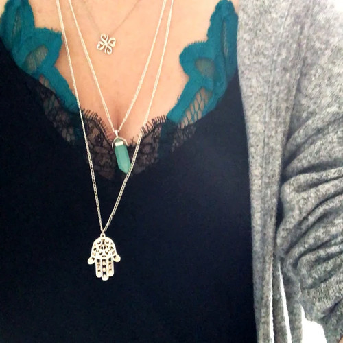 Collana lunga corta con mano - con,