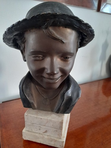 Busto ragazzo col - col, cappello