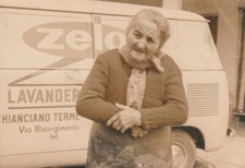 B -  Foto Photo Fotografia Anni 60 - Donna Anziana Retro Furgone Pubblicitario