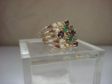 Anello a fascia  in oro ramato 18 Kt ( 750%) con pietre sintetiche e perline