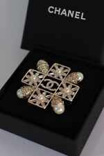 Spilla Chanel con cristalli e perle 5.3X5.3cm
