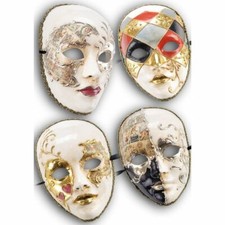 UNA SOLA MASCHERA IN