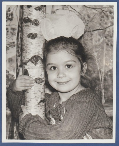 Bellissima ragazza con fiocco