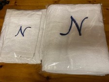 Set di 3 asciugamani bianchi in spugna di puro cotone con iniziale N