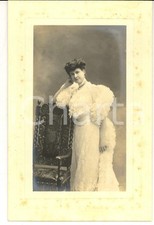 1900 ca MILANO Giovane donna in abito bianco con stola *Foto LEONE RICCI 17 x 28
