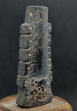 Antica scultura totem vecchia