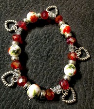 BRACCIALE / BRACCIALETTO elastico ROSSO con Pendenti a forma di CUORE