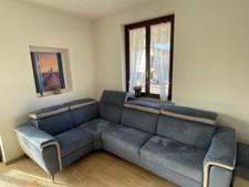 DIVANO ANGOLARE 297x187 RECLINABILE + POUFF TESSUTO BLU/GRIGIO DONDI SALOTTI