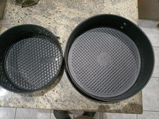 2 TORTIERA APRIBILE una TOGNANA 19 e senza marchio 23