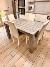 Tavolo allungabile come nuovo, con sedie.