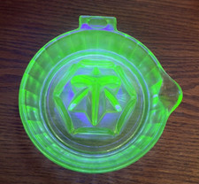 Alesatore spremiagrumi vetro verde epoca depressione Nocciola Atlante vintage 6" e si illumina!