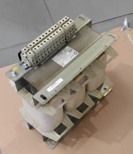 Trasformatore trifase pri - trifase,