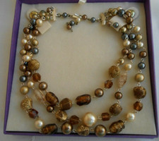 Collana firmata JAPAN 3 fili con sfere pietre in lucite beige/marrone/grigie