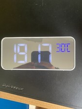 Sveglia Digitale con Display LED, Termometro e Doppia Sveglia – Design Moderno!