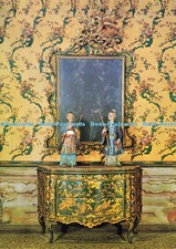 D174285 Venezia. Museo di ca Rezzonico. Cassettone e Specchiera Lacca Verde Oro.