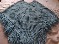 Poncho di lana lavorata a mano all'uncinetto scialle soffice di colore azzurro